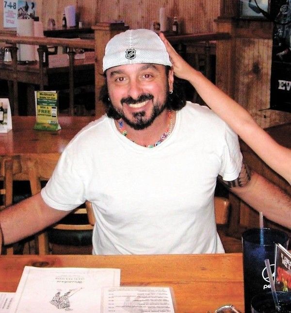 Un millier de voix unies après le décès tragique de Quentin Deranque