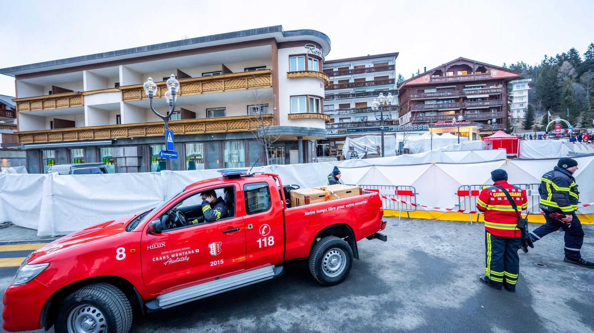«Confiance Éclatée : Le Maire de Crans-Montana Dans l’Épreuve des Citoyens»