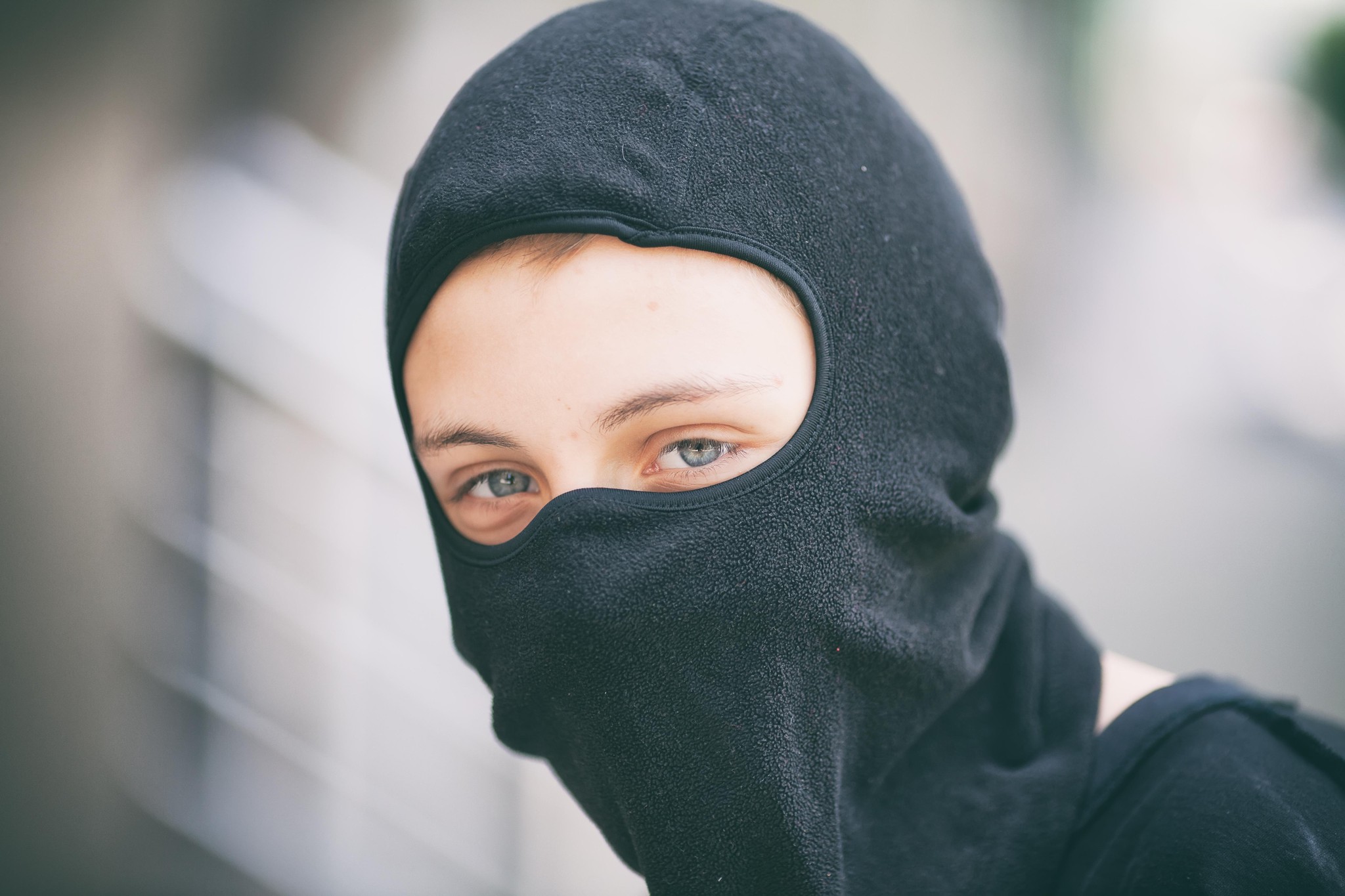 Saint-Étienne plongée dans le chaos : les antifas détruisent une association et marquent des écoles après des attaques contre la police