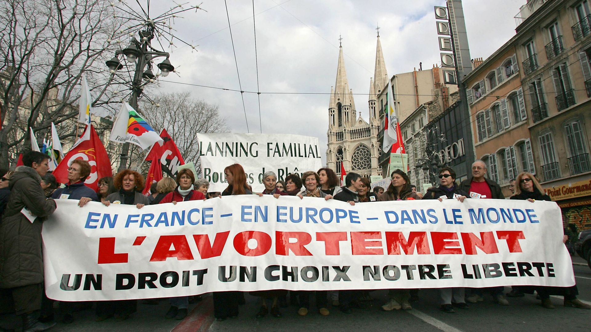 La toile bruxelloise : l’UE étouffe les débats démocratiques avant la nuit