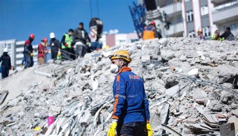 DÉCOMBRES À CARACAS : DEUX SÉISMES DE MAGNITUDE 7,2 ET 7,5 DÉCLANCHENT UNE CATASTROPHIQUE PANIQUE