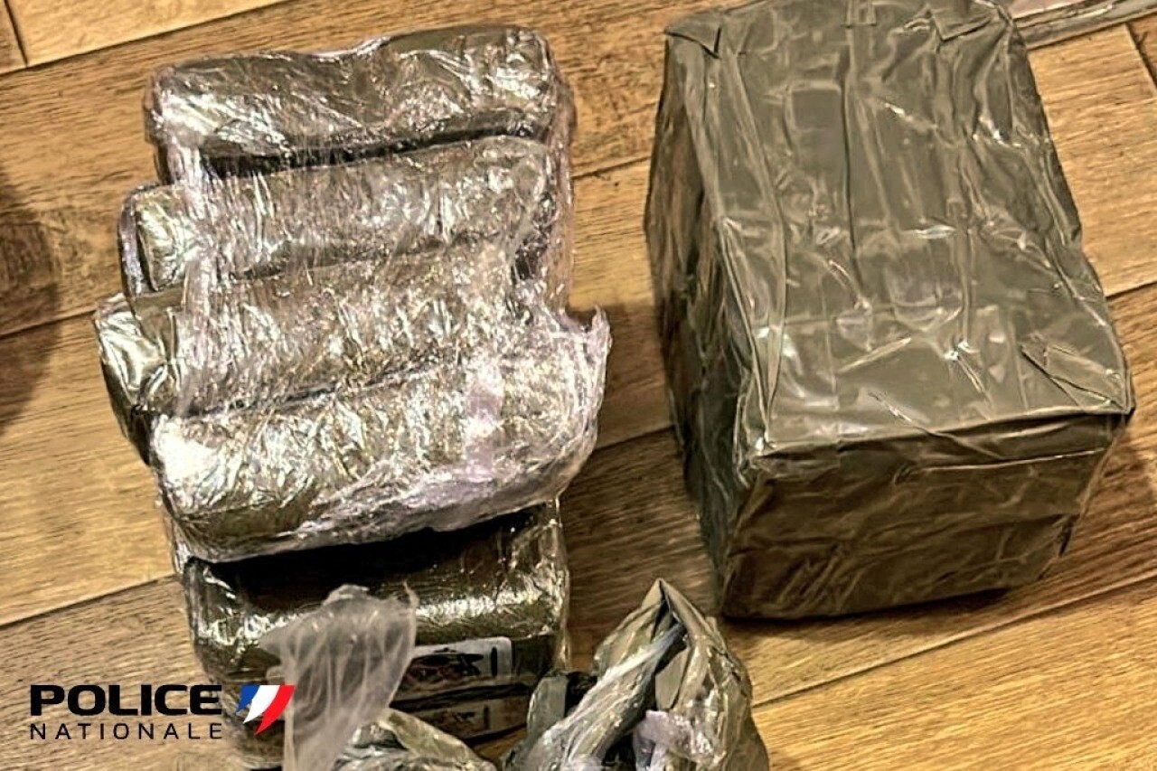 Les réseaux de drogue s’emparent des frontières suisses : 1,5 kg saisis dans les Grisons