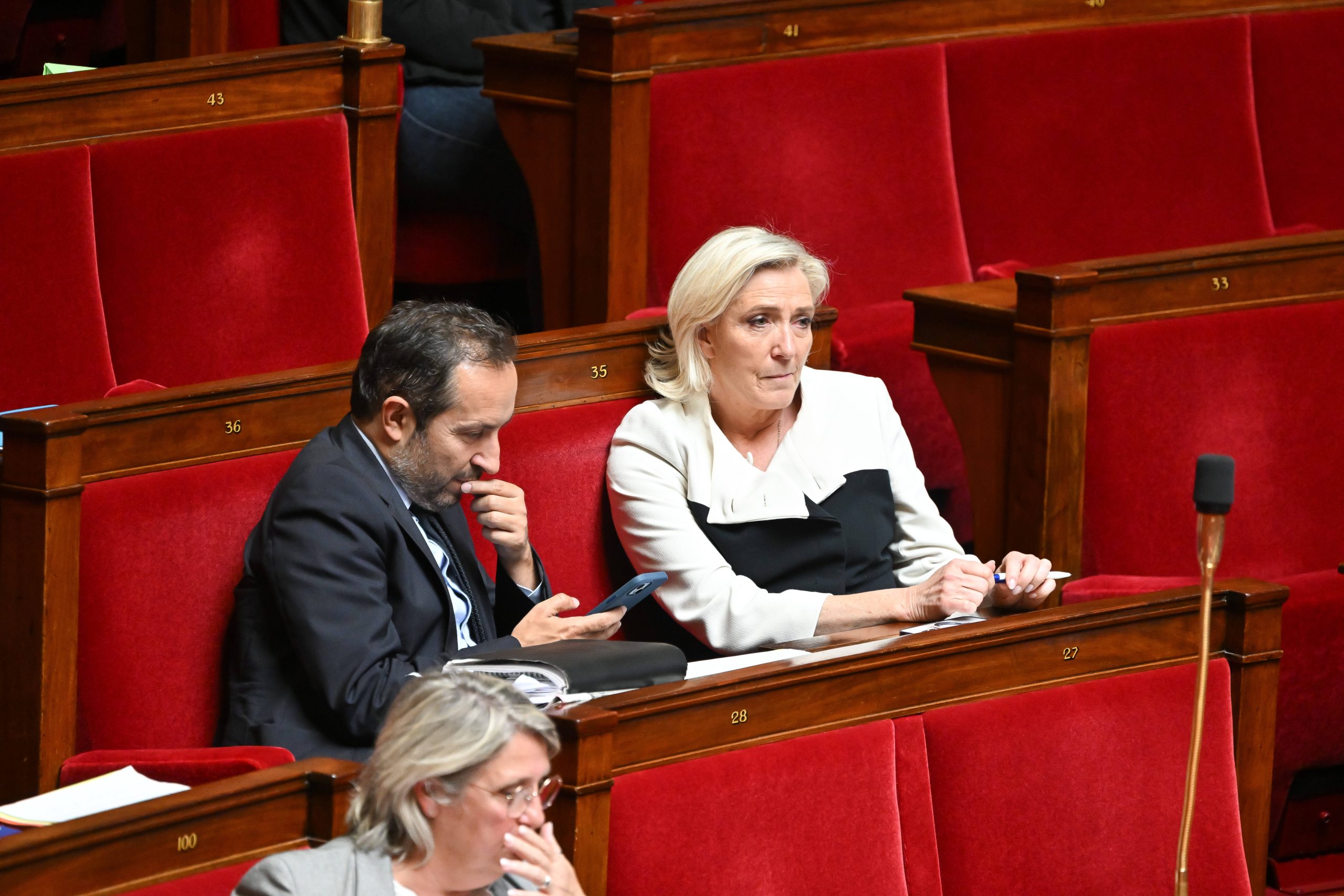 Quatre députés RN plongés dans l’ombre après la fermeture soudaine de leurs comptes