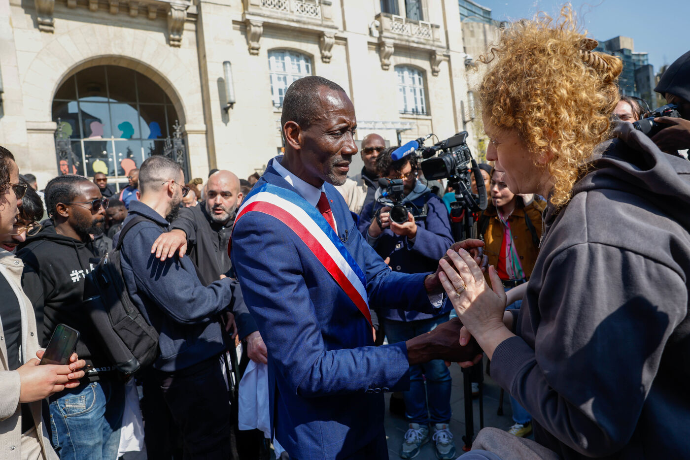 Quand le maire de Saint-Denis éclaire son quotidien dans un clip rap : « Juste pour remplir mon sac… »