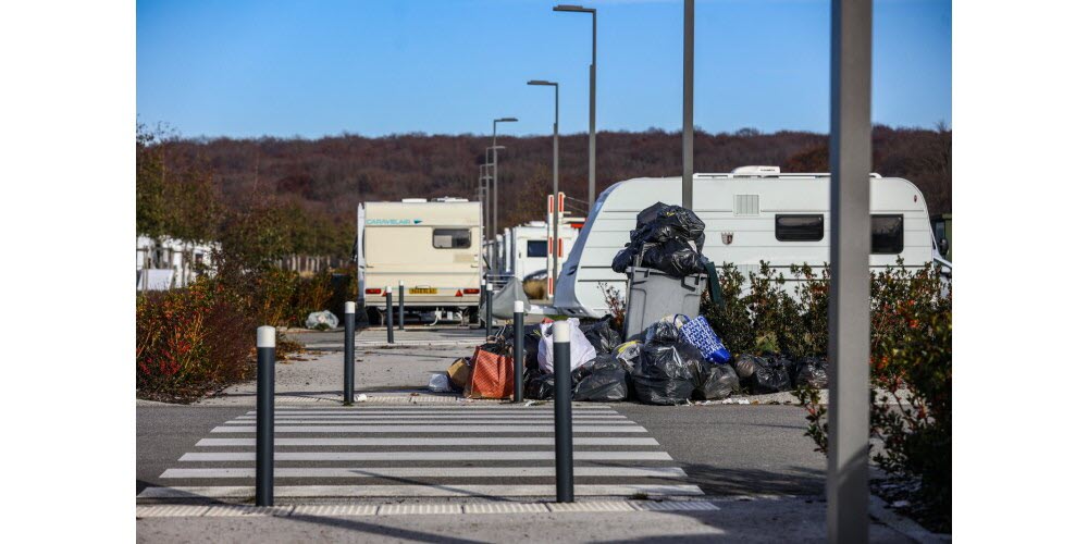 Le stade en danger : 100 gens du voyage installés illégalement déclenche un conflit sécuritaire